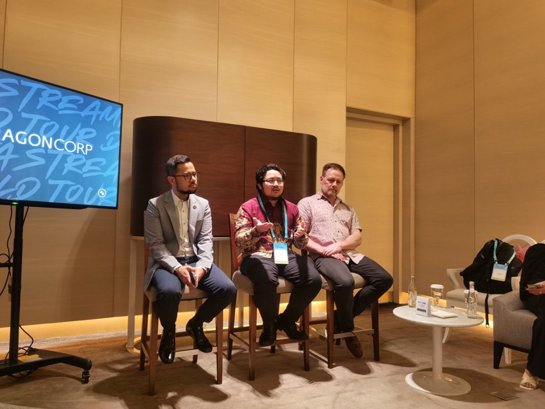 ki-ka: Rully Moulany, Area Vice President Asia & ANZ Confluent; Redha Hari Widiaprasetyo, Information Technology Co-Lead PT Paragon Technology Innovation; Tim Berglund, VP of Developer Relations Confluent, Selular.ID – Penyedia layanan data streaming Confluent menghadirkan Data Streaming World Tour di Jakarta hari ini (8/5/2025).