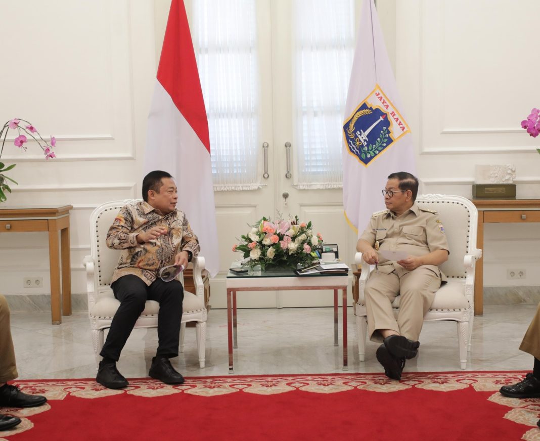 Direktur Utama Telkom Ririek Adriansyah (kiri) dan Gubernur DKI Jakarta Pramono Anung (kanan) saat audiensi untuk melaporkan secara langsung kesiapan penyelenggaraan acara Digiland pada Selasa (29/4).