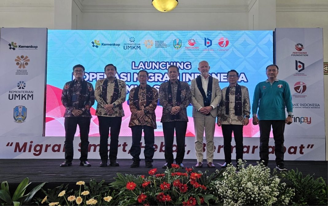 Wakil Menteri Koperasi RI Ferry Juliantono, Direktur Business & Marketing Finnet Aziz Sidqi, Komisaris Utama Finnet Difi Johansyah, Ketua Koperasi MIMS Anang Zunaedi, Direktur Kewirausahaan dan Pengembangan Usaha Produktif Kementerian Koperasi Sukarman, Kepala Dinas Koperasi Provinsi Jawa Timur Endy Alim Abdi Nusa, Deputi Kepala Bank Indonesia Jawa Timur Erwindo Kolopaking, dan Country Manager Indonesia PUM Netherland Gerard Wolbert saat penandatanganan Memorandum of Understanding (MoU) antara Finnet dengan Koperasi Migran Indonesia Makmur Sejahtera (MIMS).