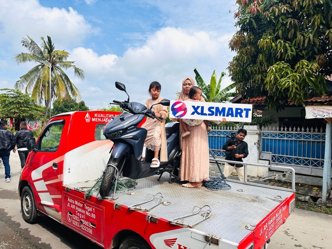 Penyerahan hadiah motor kepada pemenang XL Berpesta asal Brebes, Jateng, Jumat (23/5). Program ini merupakan bagian dari komitmen XLSMART untuk mempertahankan dan meningkatkan loyalitas pelanggan baru.