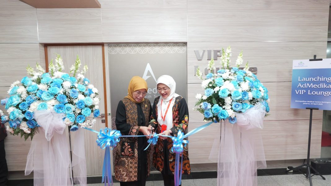 CEO RS MMC dr. Isnindyarti, MKM (kiri) dan CEO AdMedika Dian Prambini (kanan) saat melakukan peresmian AdMedika VIP Executive Lounge di Rumah Sakit Metropolitan Medical Centre (RS MMC).