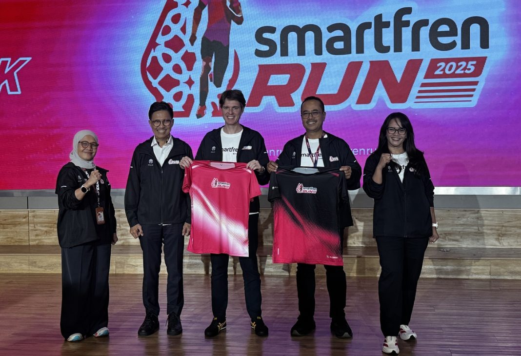 (ki-ka) Race Director SMARTFREN RUN 2025, Safitra Aryana, Sekrtaris Jendeal PB PASI, Tigor M. Tanjung, Direktur & Chief Commercial Officer XLSMART, David Arcelus Oses, Chief Marketing Smartfren Officer, Sukaca Purwakardjono, Division Head Brand Communication Smartfren, Edtine Pamilien Gensana dalam acara Press Conference SMARTFREN Run 2025 di Jakarta. Rabu (21/5).