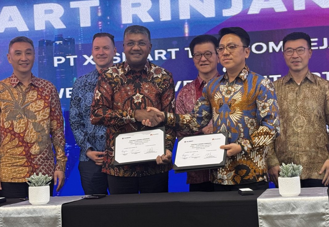 Direktur & Chief Technology Officer XLSMART, Shurish Subbramaniam (ketiga kiri) bersama dengan Chief Executive Officer Huawei Indonesia Carrier Business, Kevin Zhou (kedua kanan) usai penandatanganan kerja sama antara XLSMART dengan HUAWEI yang disaksikan oleh Chairman Sinar Mas Telecomunications and Technology, Franky Oesman Widjaja (tengah) dan Group Chief Business & Technology Axiata, Thomas Hundt (kedua kiri) dan Direktur & Chief Financial Officer XLSMART, Antony Susilo(kiri) di kantor XLSMART Tower, Jakarta. Selasa (20/5). Kerjasama XLSMART dan HUAWEI dilakukan untuk mendukung pengelolaan operasional jaringan nasional serta pengembangan pengetahuan, kompetensi dan penguasaan teknologi para karyawan di bidang teknologi dan digital.