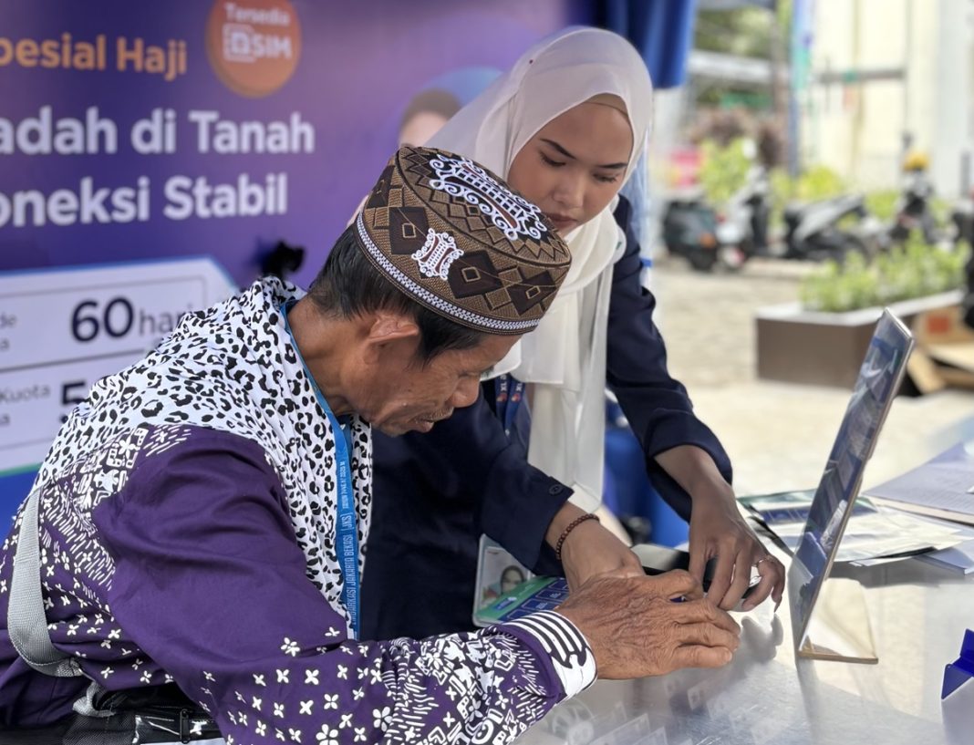 Petugas XLSMART menunjukkan Kartu Perdana XL Haji di Embarkasi Asrama Haji Pondok Gede, Jakarta. Untuk kenyamanan komunikasi jamaah haji selama di Tanah Suci, XLSMART menyiapkan paket khusus termasuk kartu perdana. Pelanggan bisa mendapatkannya dengan harga sangat kompetitif. Paket ini juga menyediakan pilihan kuota data yang besar dengan tambahan paket booster serta masa berlaku yang panjang.