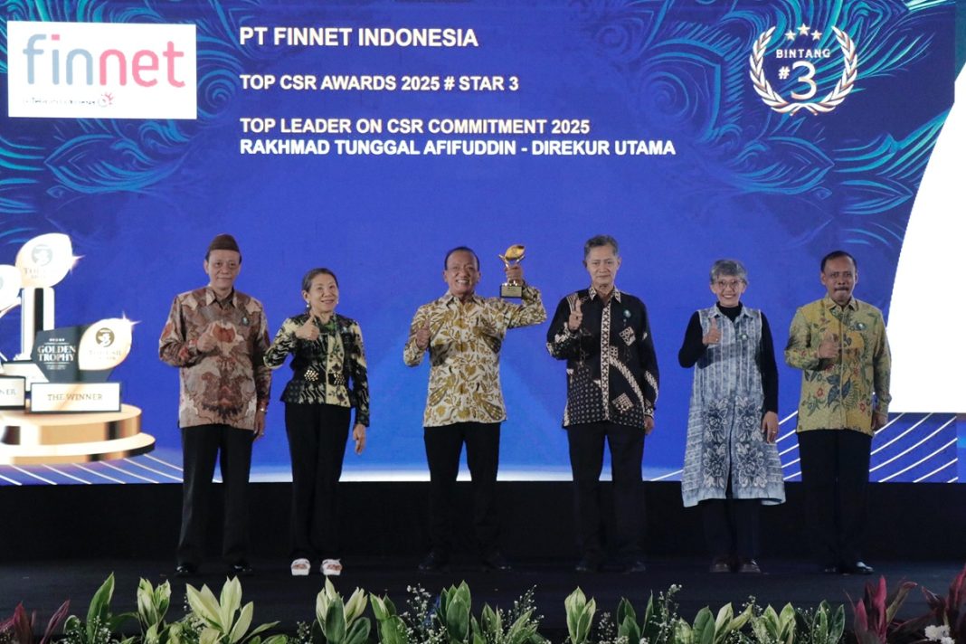 Direktur Utama Finnet Rakhmad Tunggal Afifuddin saat menerima penghargaan dalam ajang TOP CSR Awards 2025 di Ballroom Raffles Hotel Jakarta, pada Rabu (11/6).