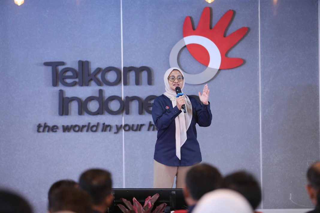 Direktur Utama Telkom Dian Siswarini saat memberikan sambutan pada acara kunjungan ke Telkom Regional III di wilayah Surabaya, pada Senin (16/6).