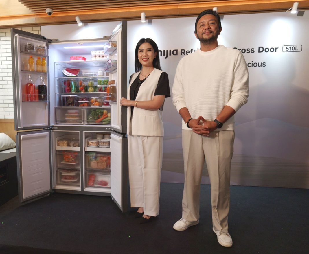 [dari kiri ke kanan] Devina Hermawan, Chef, Cookbook Author, & Cooking Instructor; Andi Renreng, Marketing Director Xiaomi Indonesia