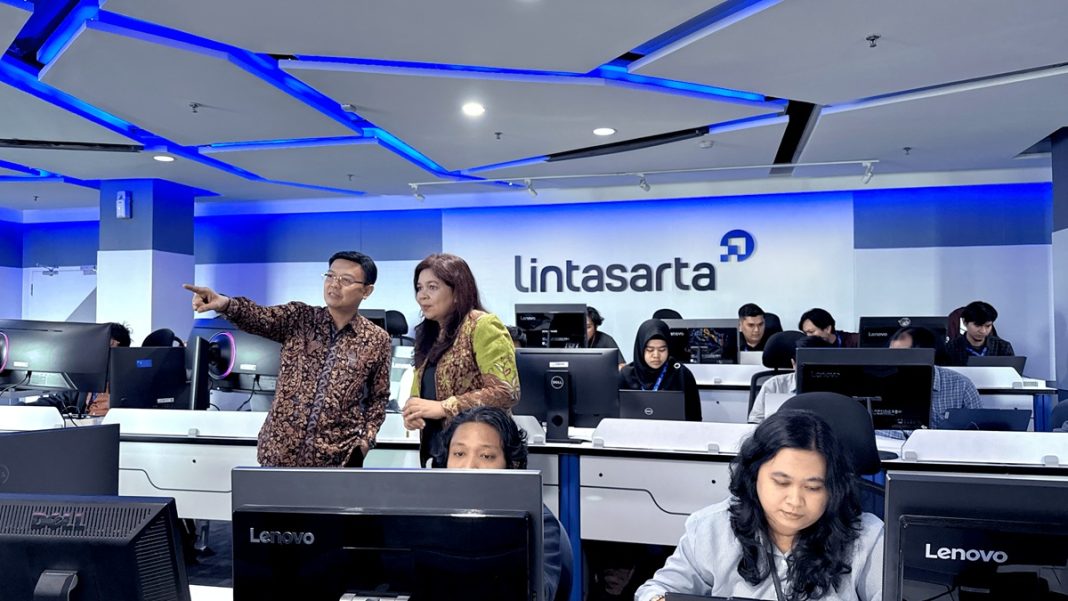 Wahyu Anggoro Adi, Chief Cybersecurity Officer Lintasarta (kiri) bersama dengan Marina Kacaribu, Managing Director Cisco Indonesia di SQURA Cybersec Xperience Center, Lintasarta, TB Simatupang