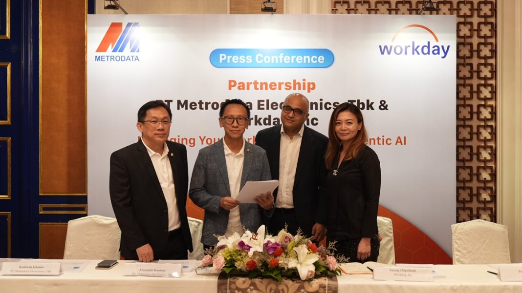 (Ki-Ka): Kartiwan Johanes, Director of PT Mitra Integrasi Informatika, subsidiary of PT Metrodata Electronics, Tbk; Alexander Kuntoro, Director of PT Metrodata Electronics, Tbk; Sarang Chipalkatti, Senior Director Partner Organization Workday APAC; Pei Woan Wong, Senior Director Solution Consulting Workday Asia