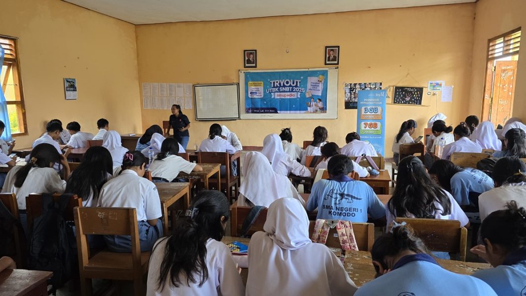 Penyerahan hadiah pada Muhammad Rasyid Fadlur Rahman asal SMAN 1 Pekanbaru sebagai salah satu dari Top Scorer.
