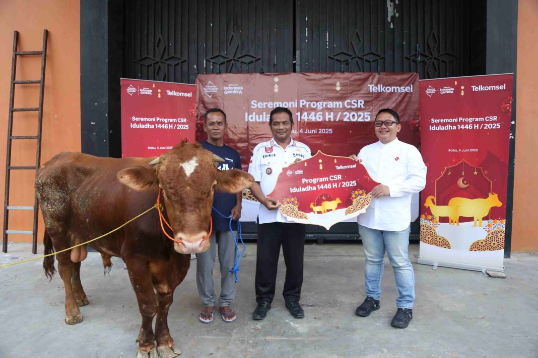 Penyerahan simbolis bantuan Iduladha (4/6) secara hybrid dihadiri Direktur Network Telkomsel, Indra Mardiatna; perwakilan mitra strategis; serta perwakilan penerima manfaat di seluruh area kerja Telkomsel.
