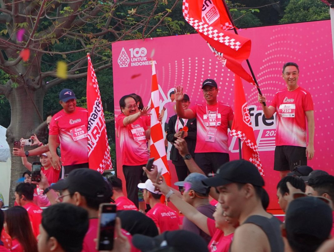 (ki-ka) Direktur & Chief People Officer XLSMART, Jeremiah Ratadhi, Direktur & Chief Regulatory Office XLSMART, Merza Fachys Chief Marketing Officer Smartfren ,Sukaca Purwokardjono dan Direktur & Chief Financial Officer XLSMART, Antony Susilo mengibarkan bendera start untuk peserta lari 10K dalam acara SMARTFREN RUN 2025 di Plaza Timur GBK, Jakarta. Minggu (8/6). XLSMART telah sukses menggelar ajang lari tahunan SMARTFREN RUN, dengan diikuti oleh 5000 pelari, ajang lari bergengsi ini sukses pecahkan rekor partisipasi dibandingkan tahun lalu.