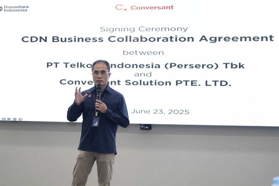 Direktur Wholesale & International Service Telkom Honesti Basyir saat memberikan sambutan pada acara penandatanganan perjanjian kerja sama penyediaan layanan Content Delivery Network as a Service (CDN as a Service/CaaS) di Indonesia antara Telkom dan Conversant di Telkom Landmark Tower, Jakarta, pada senin (23/6).