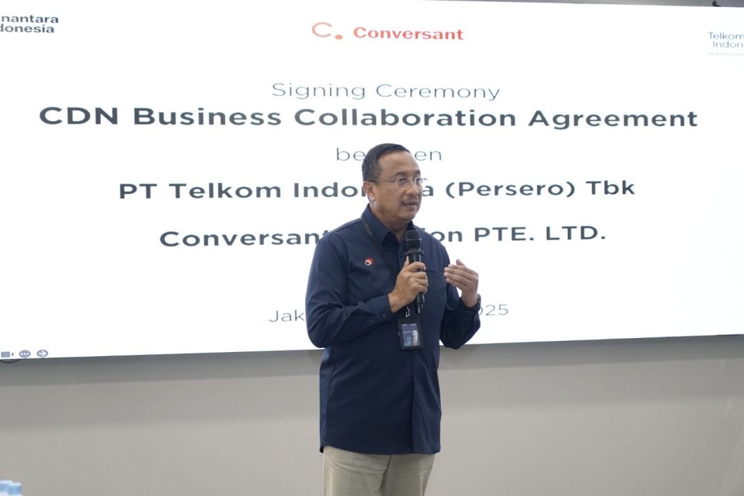 Direktur Network Telkom Nanang Hendarno saat memberikan sambutan pada acara penandatanganan perjanjian kerja sama penyediaan layanan Content Delivery Network as a Service (CDN as a Service/CaaS) di Indonesia antara Telkom dan Conversant di Telkom Landmark Tower, Jakarta, pada senin (23/6).