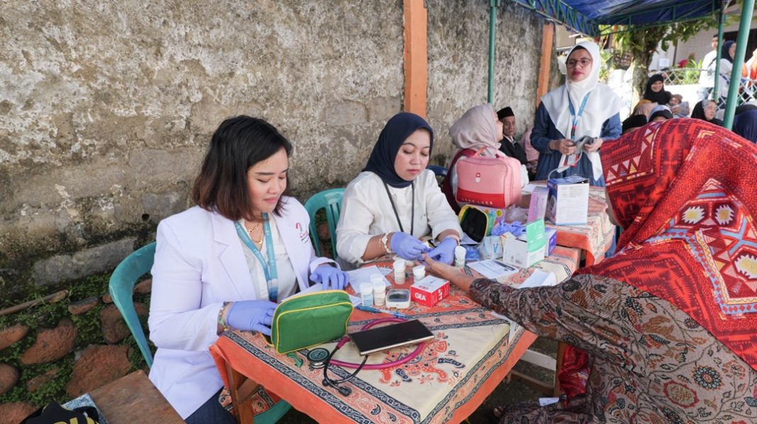 Kegiatan pemeriksaan kesehatan gratis (Mini MCU) pada acara Tanggung Jawab Sosial & Lingkungan (TJSL) AdMedika di wilayah Kampung Rambutan, Kelurahan Sempur, Kota Bogor, Kamis (26/6).