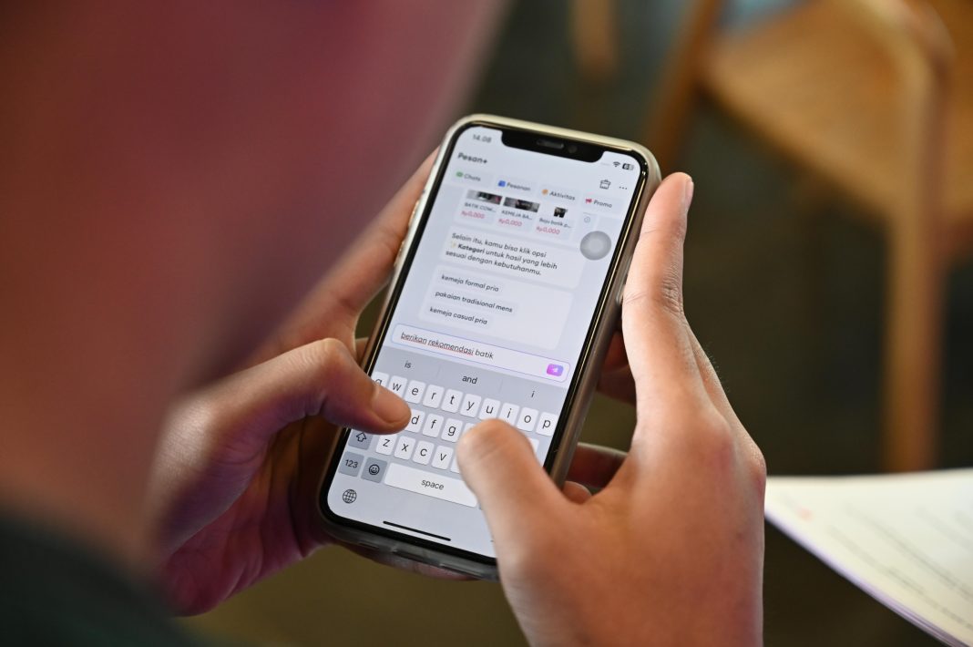 Tampilan antarmuka AI Lazzie di aplikasi Lazada untuk pencarian diskon otomatis