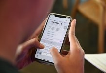 Tampilan antarmuka AI Lazzie di aplikasi Lazada untuk pencarian diskon otomatis