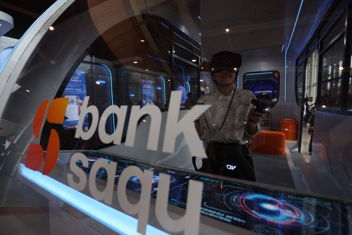 Booth Bank Saqu di GIIAS 2025 dengan tema luar angkasa futuristik