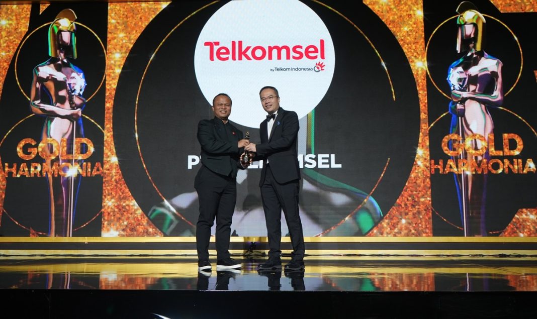 Telkomsel dianugerahi trofi kehormatan The Gold Harmonia atas raihan gelar 