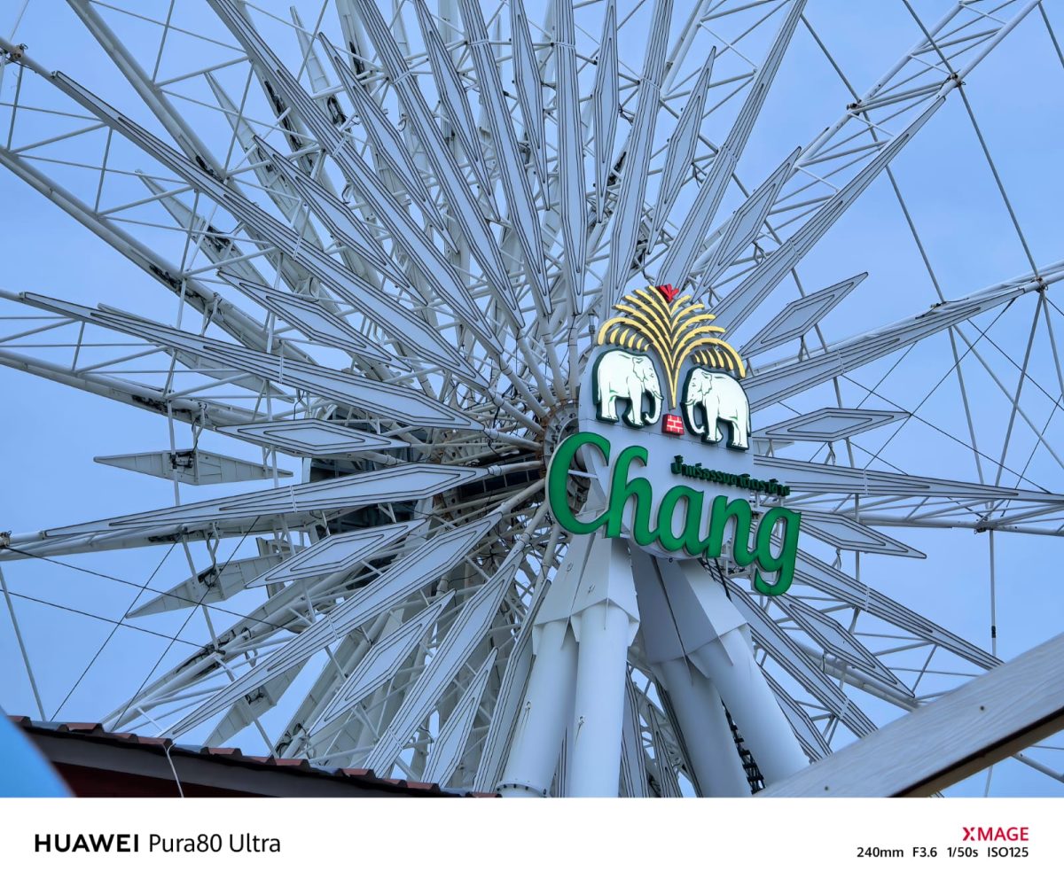 Bianglala berukuran jumbo menjadi salah satu ikon wisata yang ditawarkan Asiatique The Riverfront. Dengan menaiki bianglala ini, pengunjung dapat melihat sebagian landscape kota Bangkok dan aliran sungai Chao Phraya yang membelahnya. Sebagai varian tertinggi, Huawei Pura 80 Ultra dibekali kemampuan optical zoom yang mengesankan. Hal ini karena Pura 80 Ultra dilengkapi dengan sistem kamera telephoto ganda yang dapat bertukar (switchable dual telephoto) dan sensor besar hingga 1 inch. Tak heran jika logo Chang, merek minuman terkemuka Thailand, yang terpampang di tengah putaran bianglala tersebut, tergambar dengan jelas meski dibidik dari bawah berjarak ratusan meter.