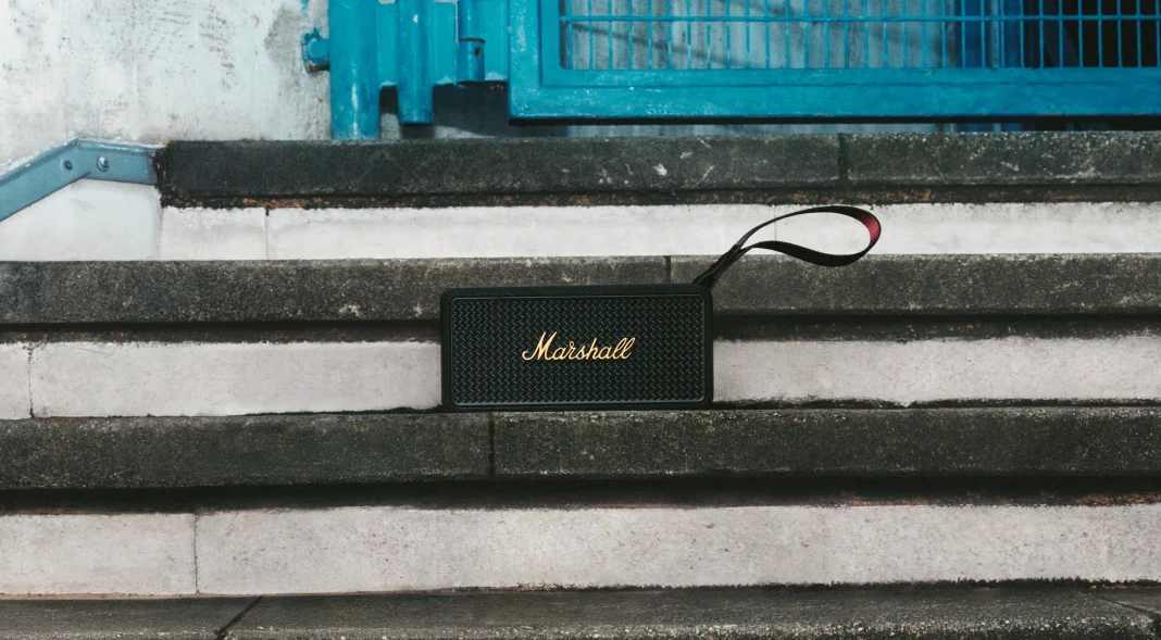 Speaker portable Marshall Middleton II hitam di atas tangga