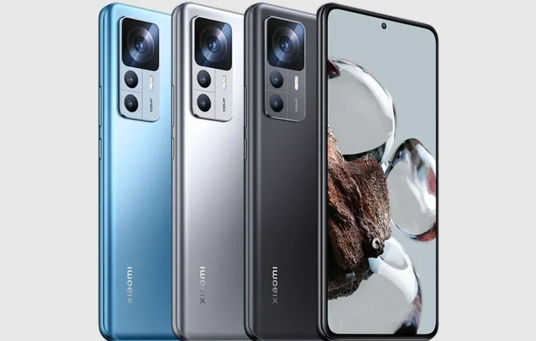 Xiaomi 12T smartphone dengan layar hitam akibat bug HyperOS