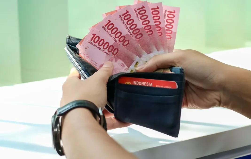 Ilustrasi uang. Bantuan Subsidi Upah (BSU). BSU 2025. BSU 2025 tetap bisa dicairkan lewat PT Pos Indonesia.