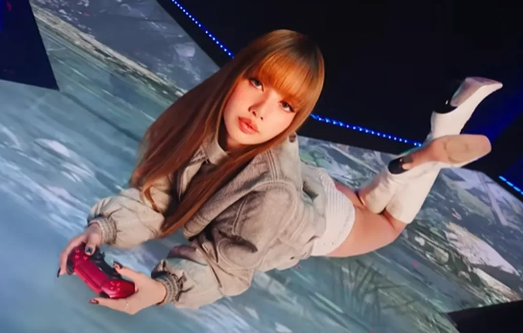 Penyanyi K-pop Lisa sedang memegang stik PS5 di video terbaru PlayStation