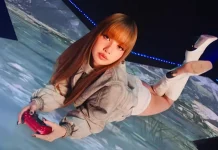 Penyanyi K-pop Lisa sedang memegang stik PS5 di video terbaru PlayStation