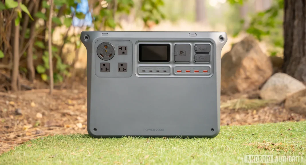 DJI Power 2000 Portable Power Station dengan desain modern dan port lengkap