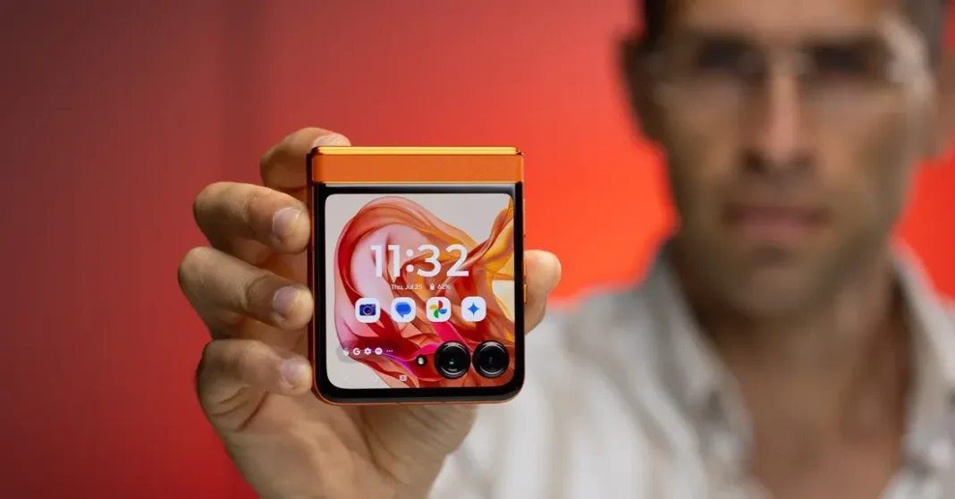 Motorola Razr (2024) flip phone dalam genggaman tangan