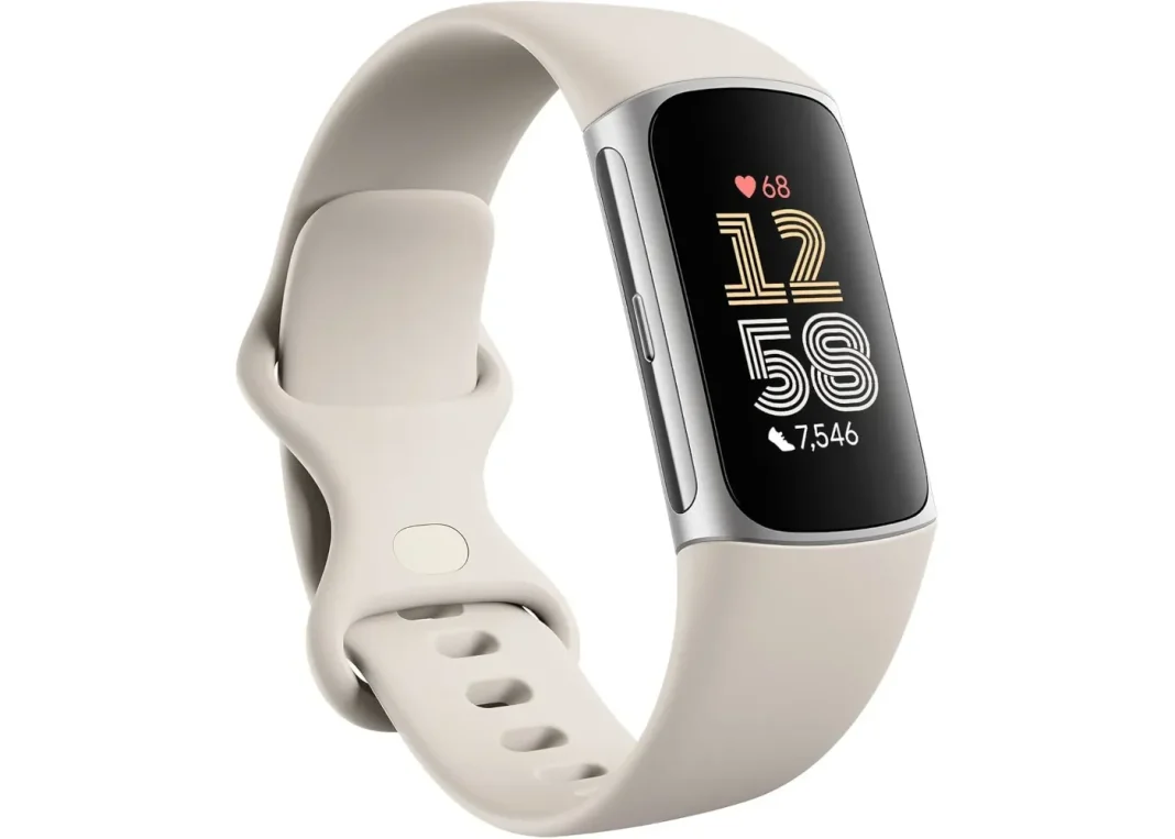 Fitbit Charge 6 dengan tampilan layar dan strap hitam, ditawarkan diskon Prime Day
