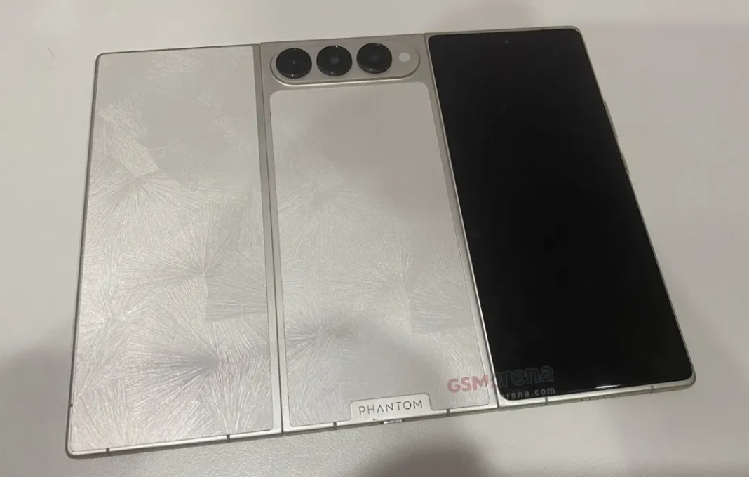 Konsep ponsel lipat tiga Tecno Phantom Ultimate G Fold dalam kondisi terlipat dan terbuka