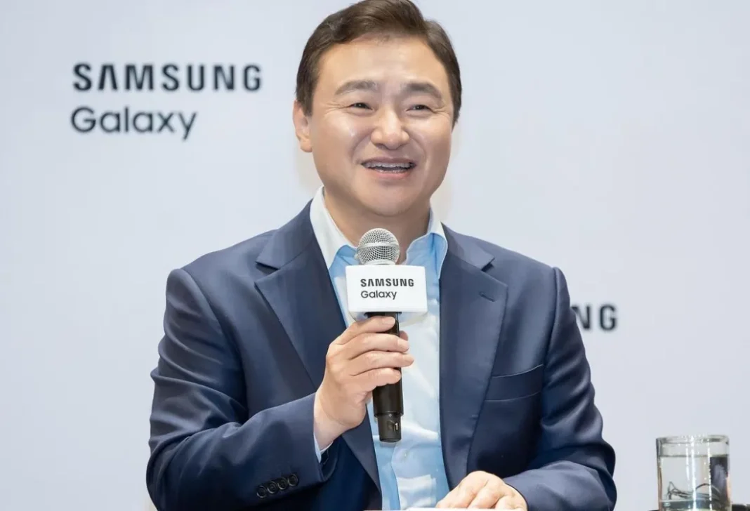 Presiden Samsung Electronics TM Roh mengumumkan smartphone lipat tiga