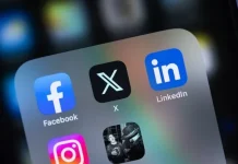 Elon Musk berdiri di depan logo X setelah akuisisi Twitter