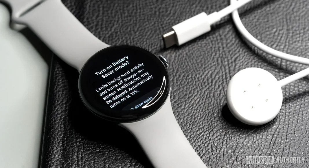 Pixel Watch 3 dalam mode Battery Saver beserta charger-nya
