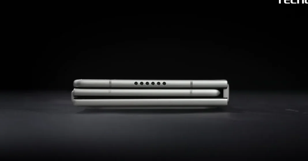 Tecno Phantom Ultimate G Fold dalam keadaan terbuka dan tertutup