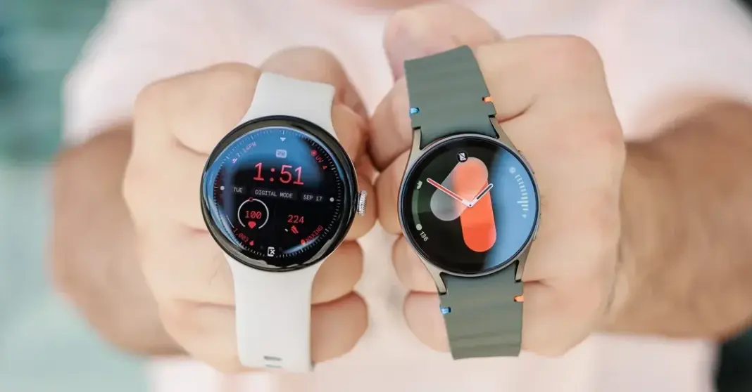 Orang memegang dua smartwatch di tangan