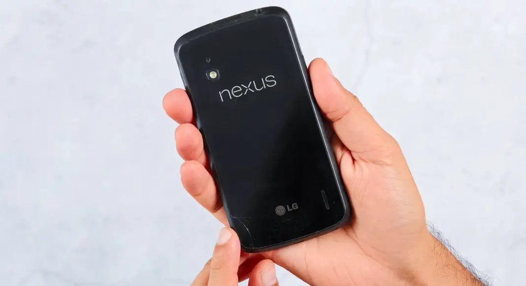 Google Nexus 4 dengan layar retak dan tanda keausan
