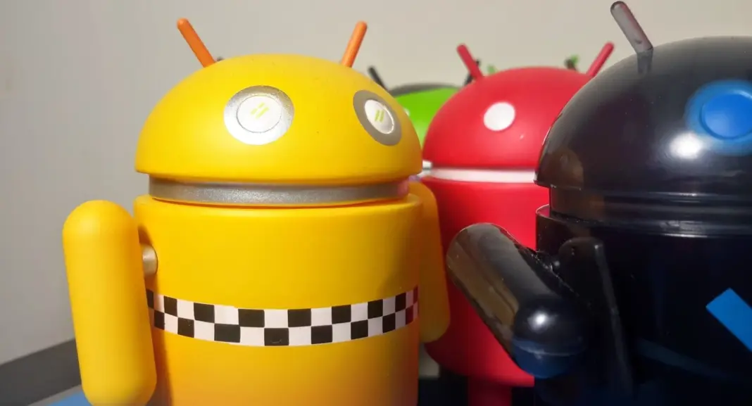 Ilustrasi figur Android dengan balon ucapan selamat ulang tahun ke-20