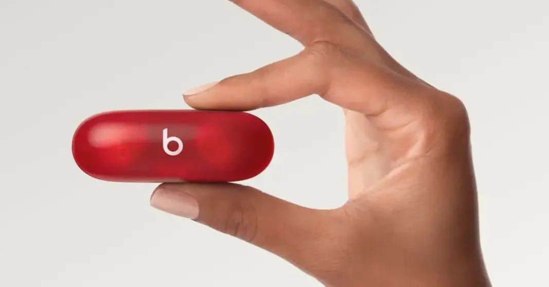 Beats Solo Buds dalam case berukuran kecil