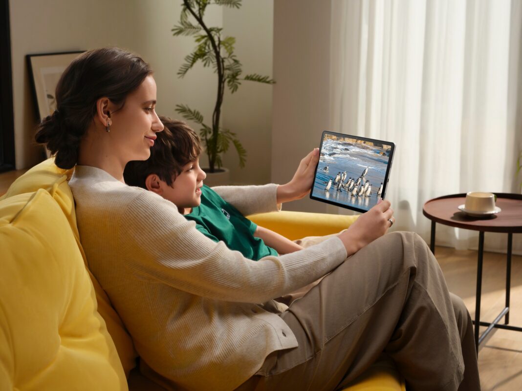 OPPO Pad SE tablet keluarga dengan layar 11 inci dan warna cerah