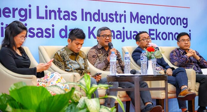 Iman Hirawadi, Prinsipal Telecom Architect and Business Consultant ZTE Indonesia, berbicara di Digital Transformation Summit 2025
