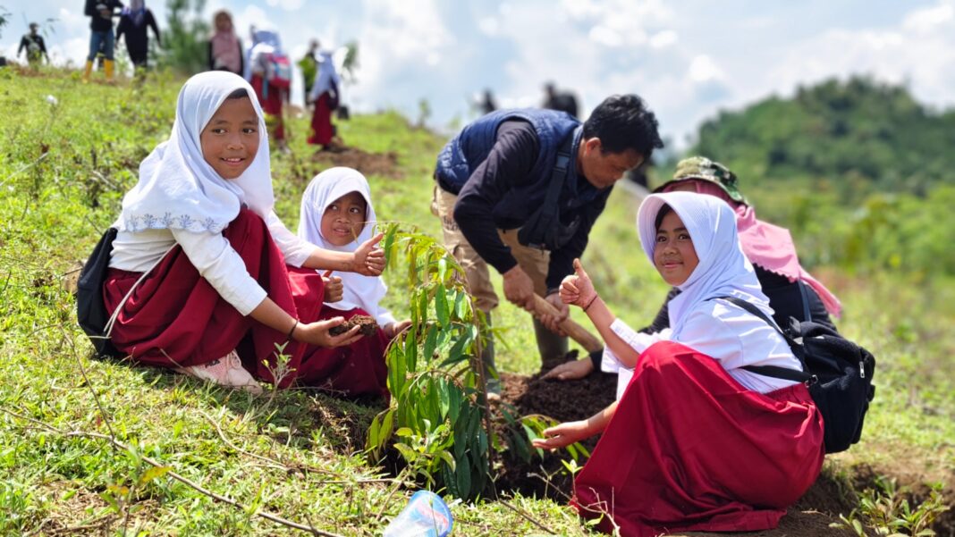 Telkom Tanam 10.000 Bibit Pohon dan Mangrove untuk Jaga Keanekaragaman Hayati