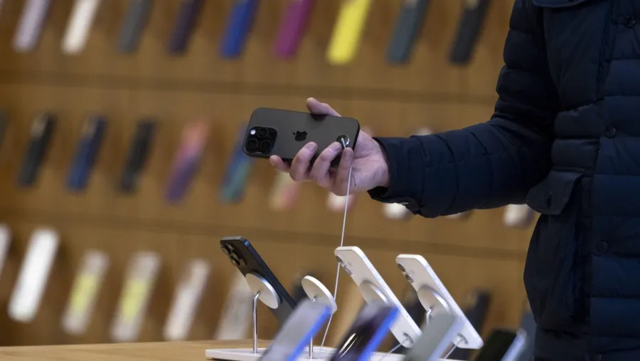 Pembeli mencoba fitur iPhone 16 Pro Max di iBox