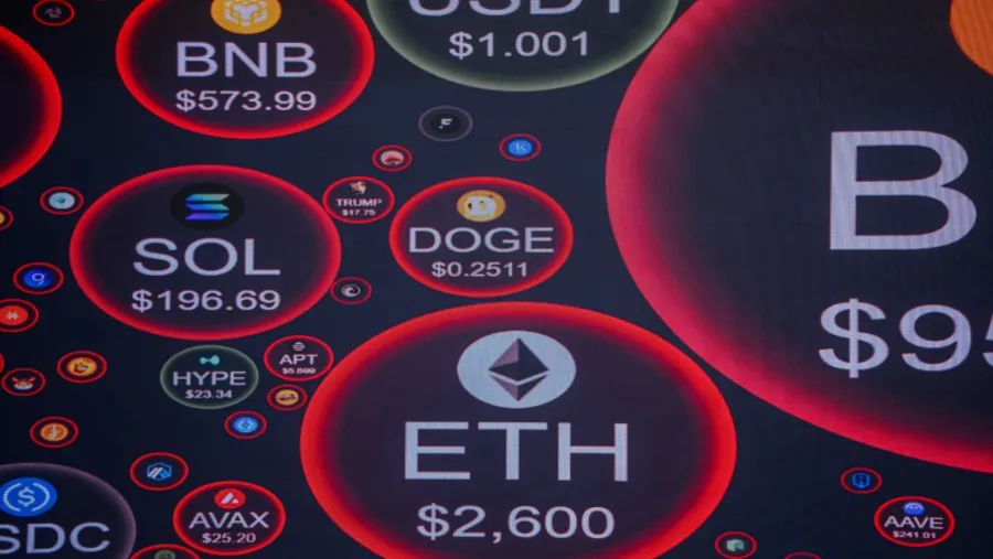 Layar dengan berbagai logo aset digital kripto. (Bloomberg)