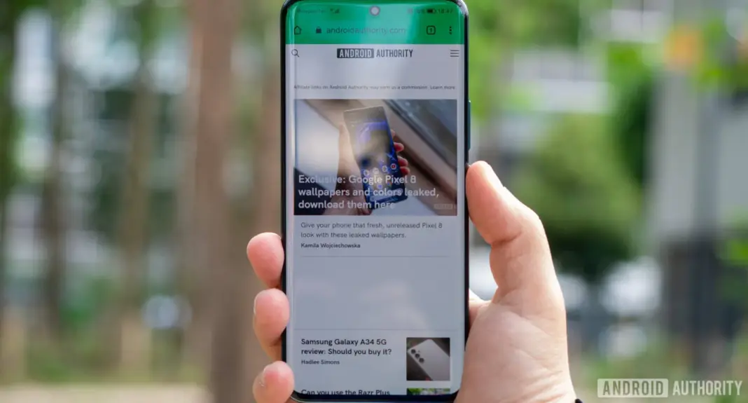 Perbandingan tampilan browser Chrome dan alternatif di ponsel Android