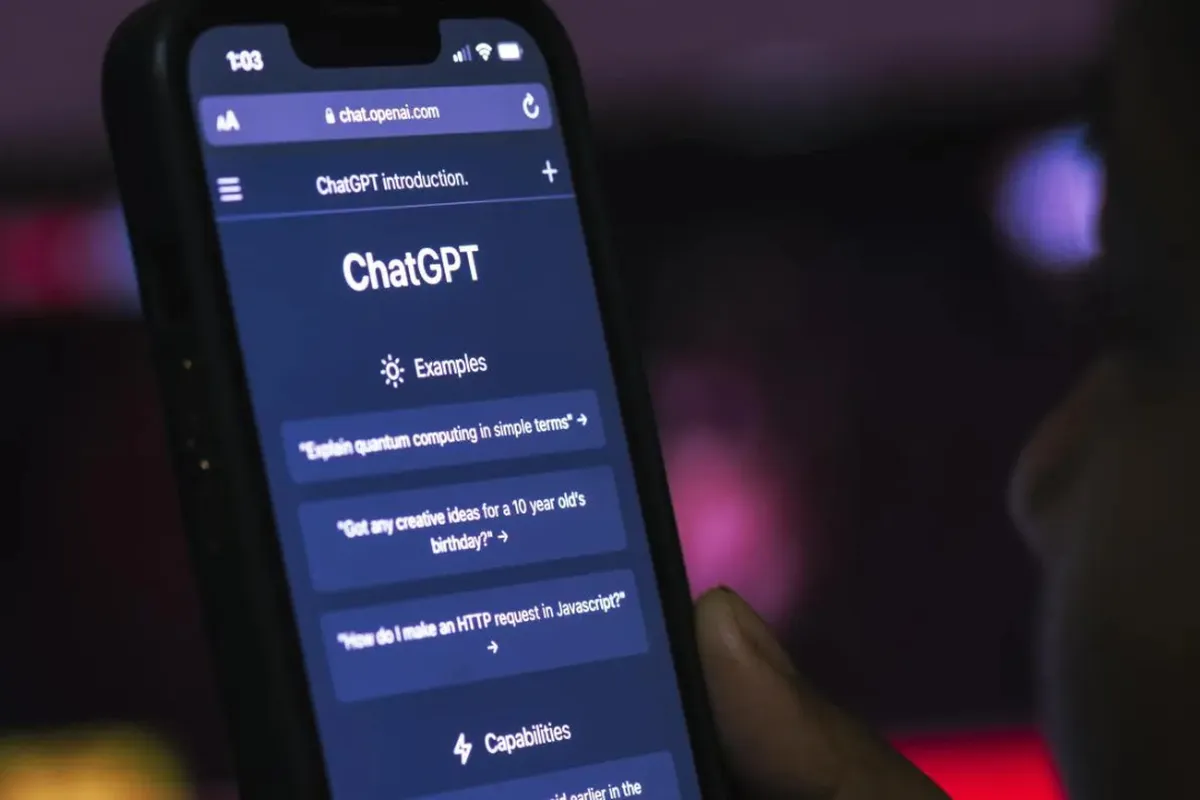 Ilustrasi chatbot AI ChatGPT dan manusia.