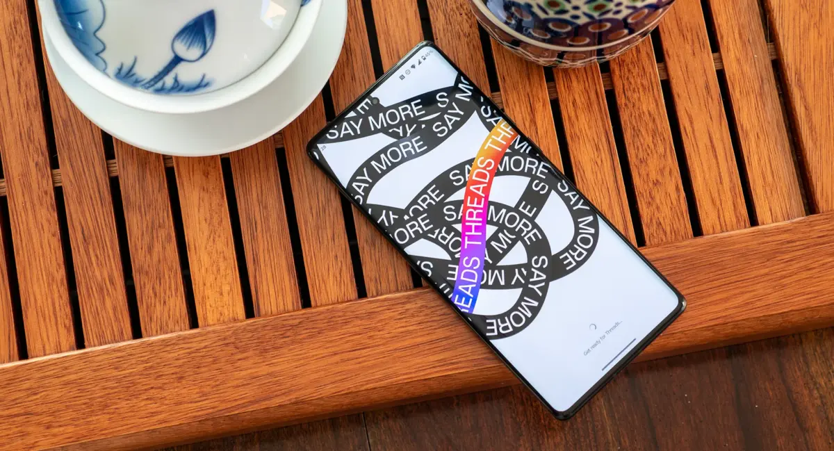 The cover screen for the Instagram Threads social app on a Motorola Edge+ (2023)