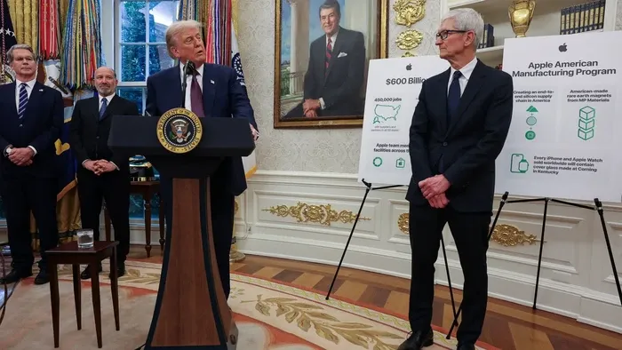 Donald Trump dan Tim Cook